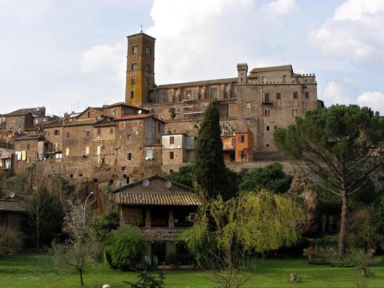 una vista del borgo di Sutri (VT), color tufo di cui la maggior parte degli edifici è costruito, su cui staglia il campanile medievale della cattedrale di Santa Maria Assunta.