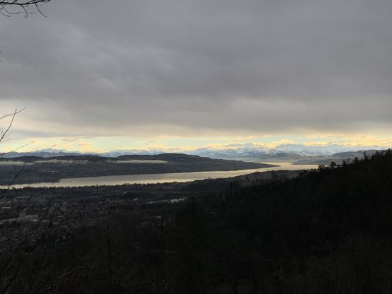 Über den Alpen blendet es schon fast aus dem Loch der tiefhängenden Wolkendecke, der Zürichsee glitzert.