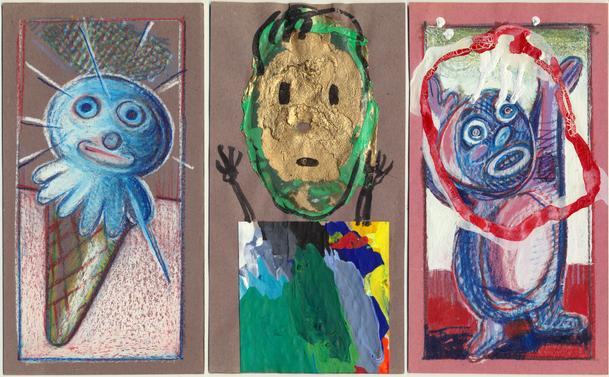 trois dessins sur papier coloré, chacun du même format vertical, disposés côte à côte. De gauche à droite : un cône glacé bleu et blanc avec 2 yeux, 1 nez et une 1 bouche, un personnage schématique dont la tête est une tache de peinture dorée et le corps un fragment carré d'une palette barbouillé, collé sur le papier, et enfin un personnage bleu et rouge, entre le bonhomme de neige et le schtroumpfe, qui tend ses bras en l'air.