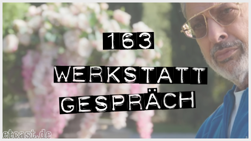 Ein Screenshot aus der Serie 'Kaos'; Jeff Goldblums blasierte Visage am äußeren rechten Rand, hübsche weiße und rosane Blütentrauben in der Mitte, darüber der Titel der Episode: 163 Werkstattgespräch