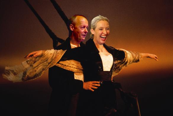 Farbfotografie im Format 3:2 Landscape.
Alle kennen das Titanic - Filmplakat, mit Kate Winslet und Leonardo DiCaprio. Die Gesichter sind aber hier von Friedrich Merz und Alice Weidel. Merz schaut ganz normal nichtssagend drein, während Weidel aus voller Seele lacht.
Diese Variante, ohne Untertitel.