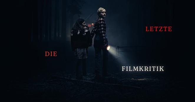 Eine Frau und ihre junge Tochter wandern nur mit einer Taschenlampe durch den Wald und drehen sich verängstigt Richtung Betrachter um. Filmposter als Coverbild des Podcasts "Die Letzte Filmkritik".