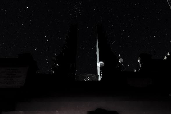 Ночь. Море звезд. Южное небо. Каменная лестница поднимается к вратам храма Пура-Агунг.