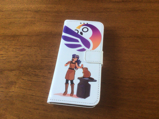 Coque de smartphone blanche avec la chouette d’ÉLÉA et les mascottes de la forge des communs éducatifs imprimés sur la face avant.