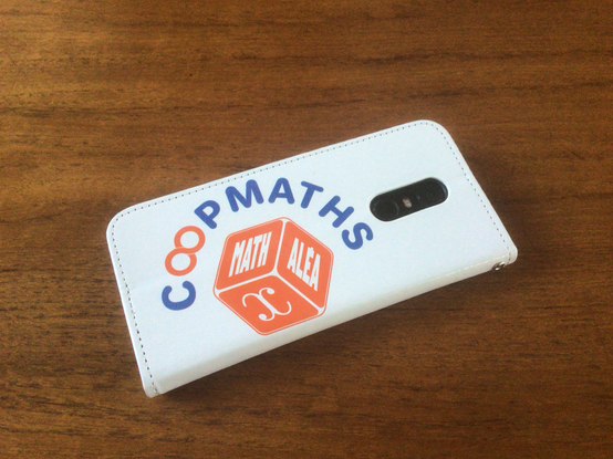 La même coque de smartphone que sur la photo précédente, avec le logo Coopmaths imprimé sur la face arrière.