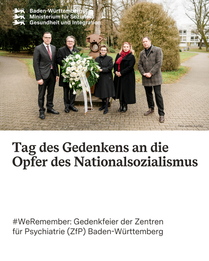 Minister Manne Lucha mit Mitarbeiterinnen und Mitarbeitern des ZfP Winnenden und mit Gedenkkranz.