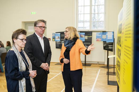 Minister Manne Lucha bekommt die Ausstellung in Winnenden erklärt.