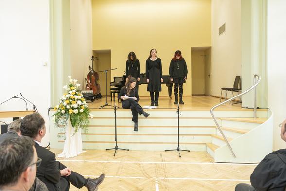 Junge Frauen singen auf der Bühne.
