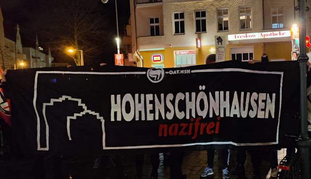 Ein schwarzes Transpi auf dem steht "Hohenschönhausen nazifrei".
