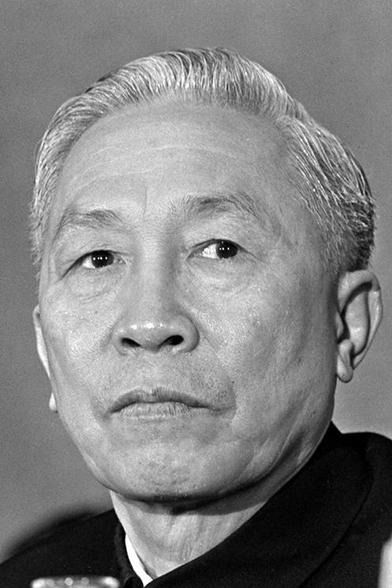 Black and white portrait of Lê Đức Thọ.