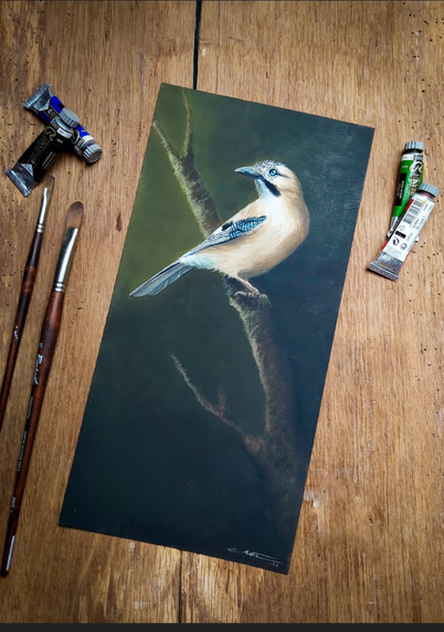 Photo d'une peinture à l'huile de geai des chênes avec le matériel, pinceaux et tubes de peinture