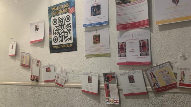 Eine Wand mit einem Plakat für den Kiktik Event-Ticker.