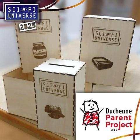 L'immagine mostra diversi piccoli contenitori di legno intagliati con il logo "SciFi Universe 2025". Ogni scatola presenta un'immagine diversa incisa: un barattolo di Nutella, un visore VR e quello che sembra un pezzo di cibo.  Un contenitore più grande funge da base per gli altri. In basso a destra è visibile il logo del "Duchenne Parent Project".