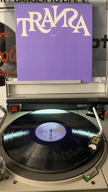 Vinyl LP „Transa selects“ auf einem Plattenspieler.