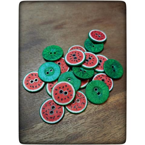 Als Wassermelonen bemalte Stoffknöpfe auf einem Haufen. Knöpfe sind handbemalt und deswegen nicht perfekt ;)