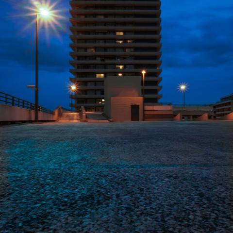 Hochhausfassade zur blauen Stunde