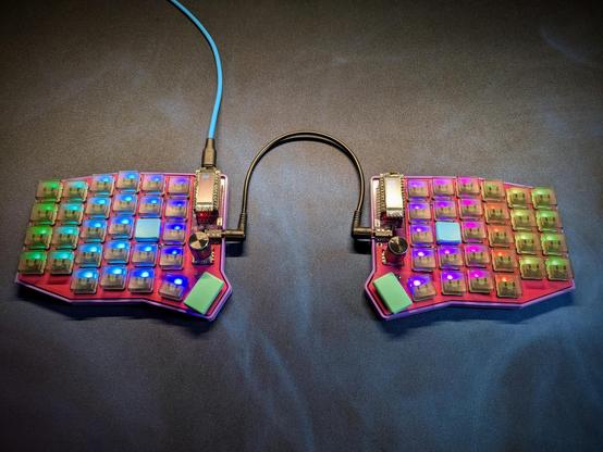 sofle choc split keyboard in a 3d printed case
