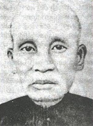Portrait of Nguyễn Quyền.
Black and white photo.