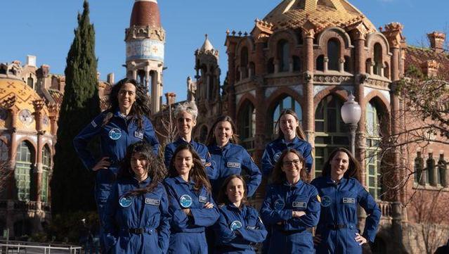 Les nou científiques que participen en la missió Hypatia II, davant el recinte modernista de Sant Pau (Europa Press/David Zorrakino)