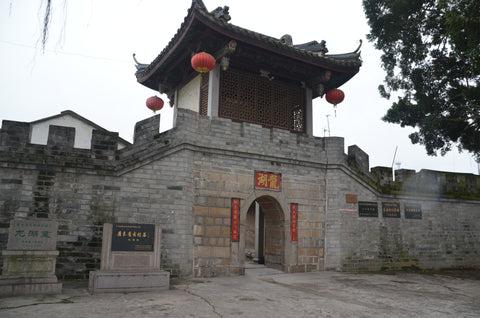 The walled entrance to Leng-ou Citadel (龍湖古寨), near the Teochew prefectural city. This historical settlement has a Temple of Three Kings (三王廟)，which is dedicated to Chen Yaozou and his two brothers, who were also high-ranked ministers of the Song dynasty.