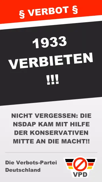 Das Bild zeigt eine Art satirisches Wahlplakat auf dem gefordert wird, dass 1933 niemals vergessen werden darf, weil die NSDAP ebenfalls mit der Hilfe der bürgerlichen Mitte zur Macht kam.