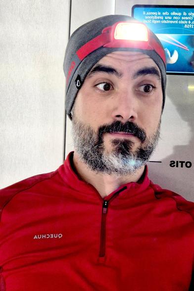 Fotografió un color frente al espejo del ascensor, primer plano para mostrar el detalle de la lámpara encendida en la cabeza para poder correr con luz a las seis de la mañana.