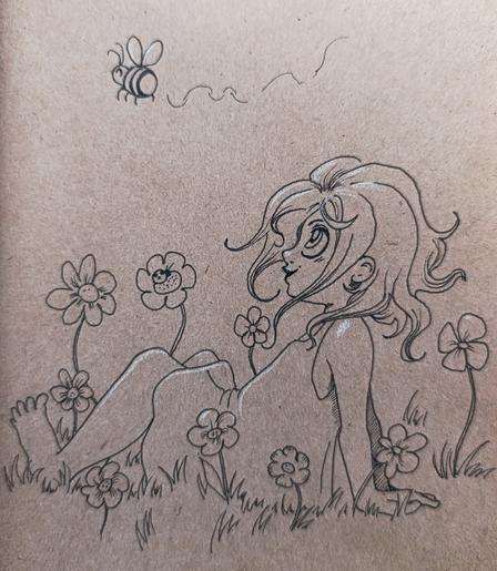 Une petite fille (Lumen) est assise nonchalamment parmi les herbes et les fleurs et regarde une abeille dodue voler au-dessus d'elle.