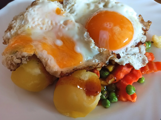 Kartoffeln, Buttergemüse und Spiegeleier