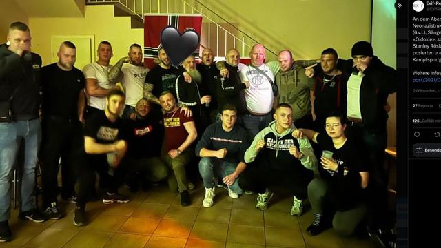 Neonazi-Gruppenfoto beim Vernetzungstreffen im „Flieder Volkshaus“ in Eisenach am 29. Januar 2023 mit einigen der späteren KO51-Angeklagten und „Combat18“-Anhängern, wie Marko G. (rechts neben der Fahne) und Stanley R. (weißes Shirt und Bauchtasche). Foto: EXIF Recherche/Archiv