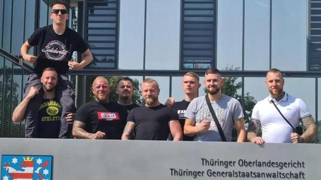 Neonazi-Gruppenfoto mit extrem rechten Akteuren aus Niedersachsen, Bayern und Nordrhein-Westfalen vorm Justizzentrum Jena am 21. August 2023. Foto: Soziale Medien via rechercheportaljenashk.noblogs.org