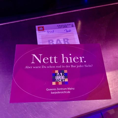 Sticker der Bar Jeder Sicht in Mainz im Stil der früheren Werbung für das Land Baden-Württemberg. Der Text lautet: "Nett hier. Aber warst du schon mal in der Bar Jeder Sicht?"