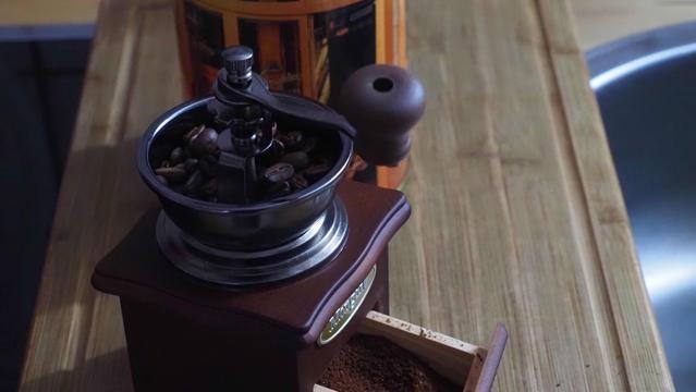 Kaffeemühle mit Bohnen und Kaffeepulver