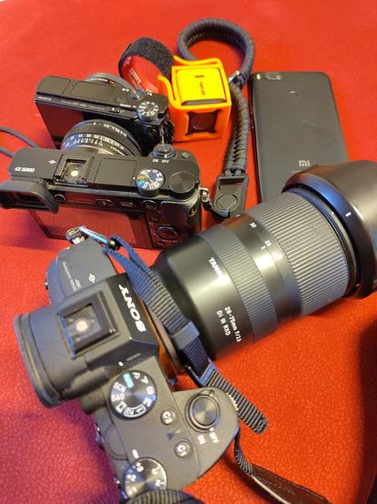 ein Stapel fotofähiger Geräte 
die meisten von Sony hergestellt