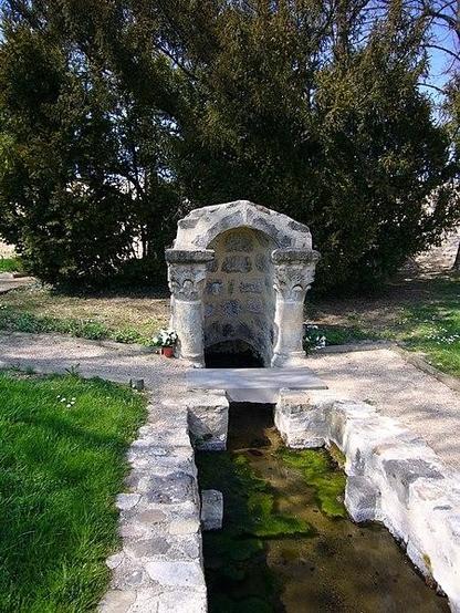 Fontaine Saint-Julien à #Brioude (#HauteLoire) D'après la légende, la fontaine aurait été établie à l'emplacement de la décollation de Saint-Julien. Les chapiteaux pourraient remonter au Xe siècle et appartenir...
Suite 👉 https://monumentum.fr/monument-historique/pa00092617/brioude-fontaine-saint-julien
#Patrimoine #MonumentHistorique
Photo CC-BY-SA 4.0 : Record