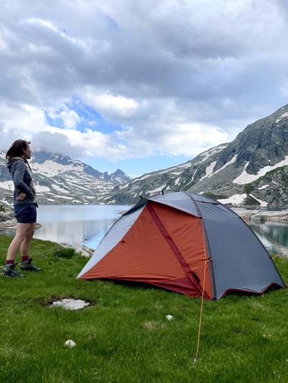 Campement devant un lac de montagne