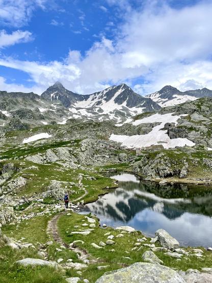 Montagnes enneigées se reflétant dans un lac