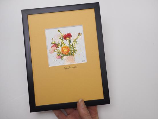 schwarzer Bilderrahmen mit warmgelbem Passepartout und quadratischem Ausschnitt für handgemalte Illustration Ranunkeln in Vase, in warmen Tönen gehalten