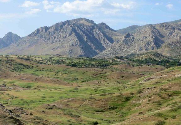Das Zagros-Gebirge und im Vordergrund Sedimente, die sich im Laufe der Jahrmillionen in der Senke am Fuße des Gebirges abgelagert haben.

Foto: Renas I. Koshnaw