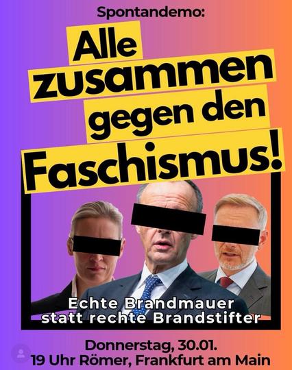 Ein farbenfrohes Plakat, das für eine Demonstration gegen den Faschismus wirbt, mit fettem Text, der besagt: "Alle zusammen gegen den Faschismus!" Und "Echte Firewall statt rechter Brandschieder." Drei Figuren werden mit verdeckten Gesichtern gezeigt. Veranstaltungsdetails sind unten enthalten
