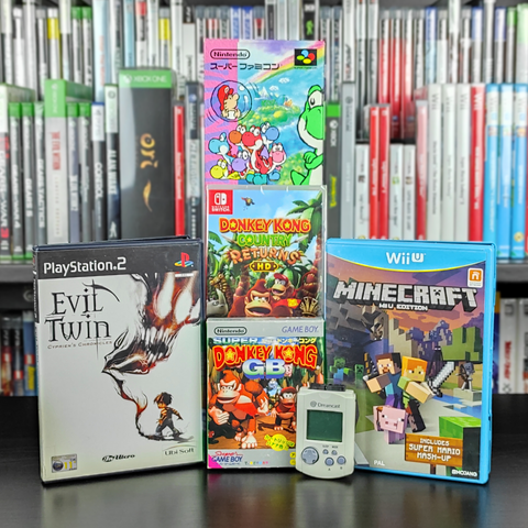 Zdjęcie z comiesięcznymi zdobyczami. Na froncie, od lewej - pudełko z grą "Evil Twin: Cyprien's Chronicles" na konsolę PlayStation 2, pudełko z japońskim wydaniem gry "Donkey Kong Land" na konsolę Nintendo GameBoy, karta pamięci VMU dla konsoli SEGA Dreamcast oraz pudełko z grą "Minecraft WiiU Edition" na konsolę Nintendo WiiU. Środkowy rząd - pudełko z grą "Donkey Kong Country Returns HD" na konsolę Nintendo Switch. Tylny rząd - pudełko z japońskim wydaniem gry "Super Mario World 2: Yoshi's Island" na konsolę Nintendo Super Famicom.