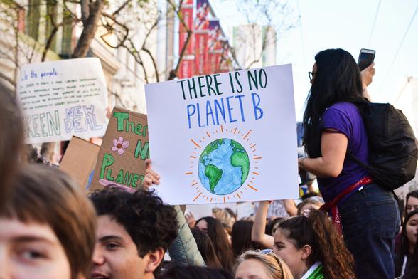 Bild eines Klimaprotests mit Schildern