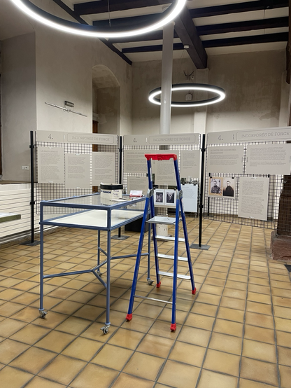 Vue de panneaux d’expo en cours d’installation