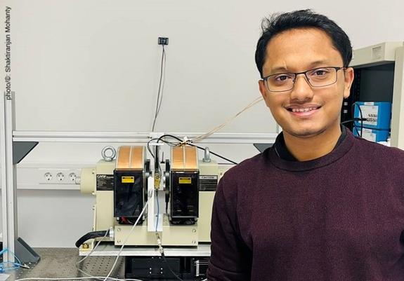 The photo shows Ashish Moharana, PhD student in the Institute of Physics at Mainz University, in front of the experimental setup for verification of the chiral-induced spin selectivity effect with the help of spintronic analytical techniques. (photo/©: Shaktiranjan Mohanty)