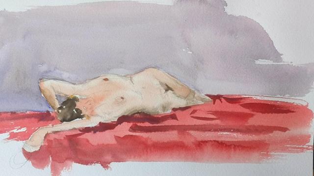 Acuarela rápida de una mujer desnuda recostada sobre su lateral derecho con los brazos por encima de la cabeza, la vista es en escorzo con la cabeza en dirección al observador y el suelo está cubierto por una tela rojo intenso.