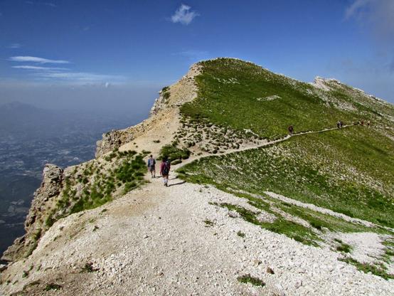 A view of the "balconies" of Monte Camicia, coming down from the summit.