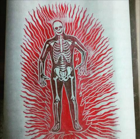 Esqueleto en llamas. El esqueleto es blanco en una silueta humana negra con llamas rojas al rededor.