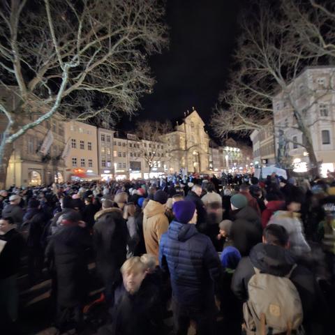 Viele Menschen stehen zur Demo am Gabelmann in Bamberg
