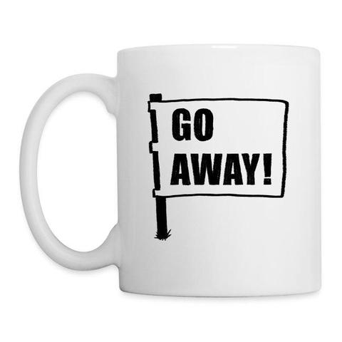 Tasse mit dem Aufdruck einer Flagge auf der Go Away! steht