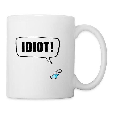 Eine Tasse mit dem Aufdruck: Ein kleines Iglu mit großer Sprechblase "Idiot!"