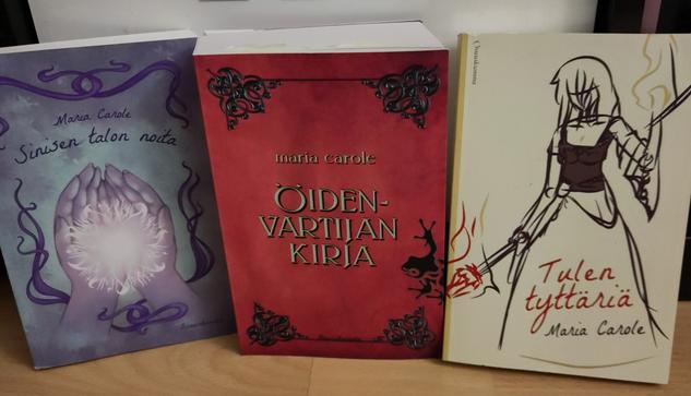 Kolmen kirjan kannet: Sinisen talon noita, Öidenvartijan kirja, Tulen tyttäriä